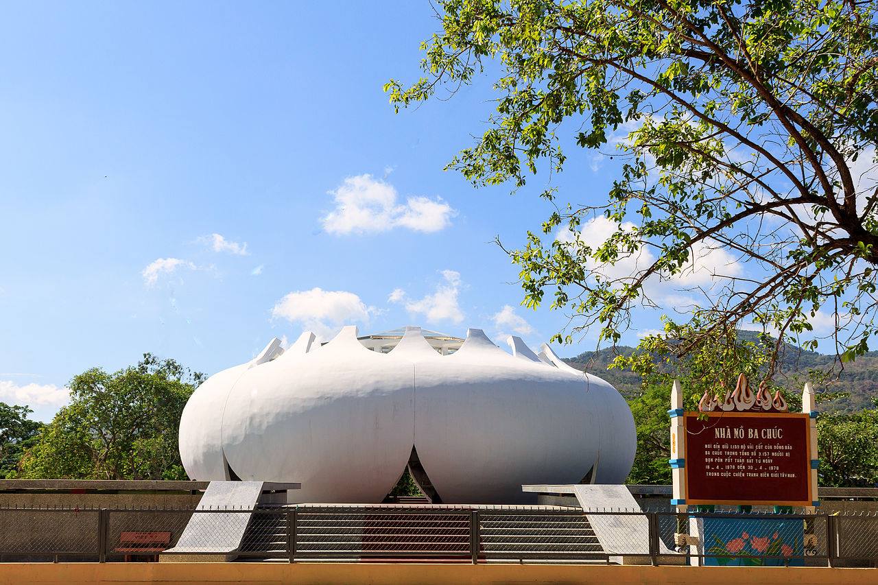 1 1 Nhà mồ Ba Chúc