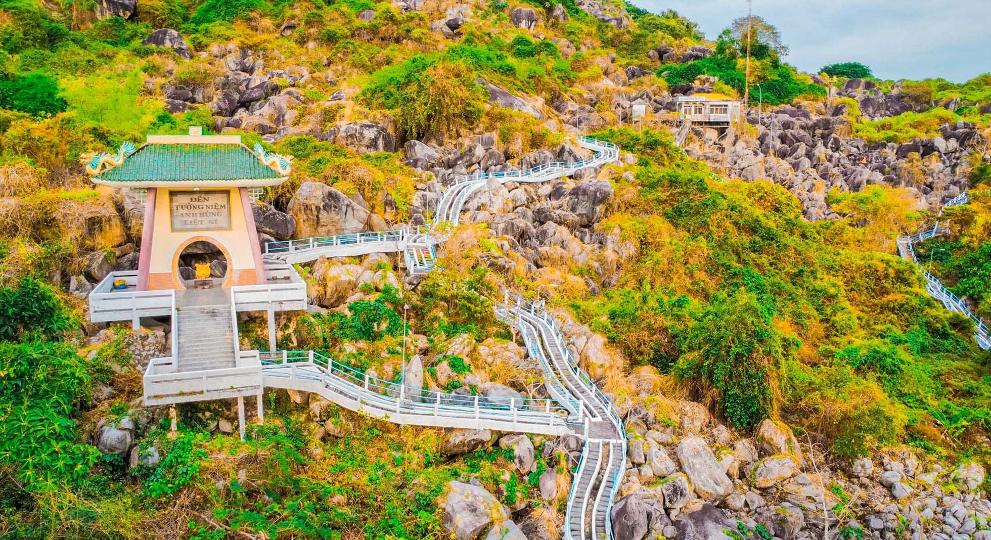 4 1 Đền Tưởng niệm Anh hùng liệt sĩ tại đồi Tức Dụp